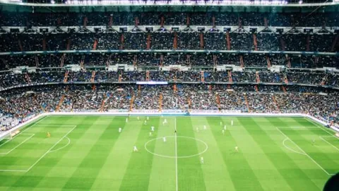 “西蒙斯扣篮耀眼，琼斯空中接力瞬间爆扣”